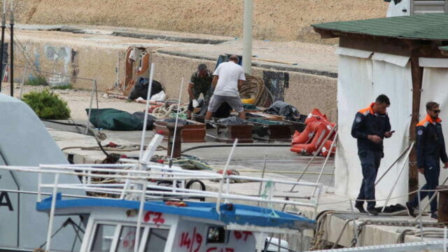 Lampedusa, trovato barcone in fondo al mare con 12 cadaveri: «C’è una mamma abbracciata al figlio»