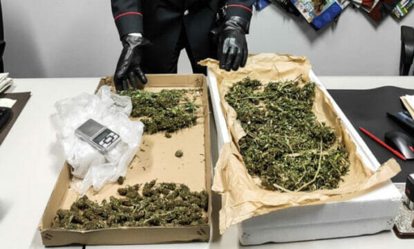 “Fammi vedere cosa tieni lì”. Carabinieri arrestano 18enne per possesso di droga