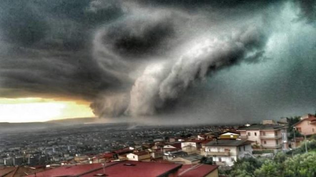 Allarme in Campania, nuova allerta meteo dalle ore 20: ecco tutte le zone interessate