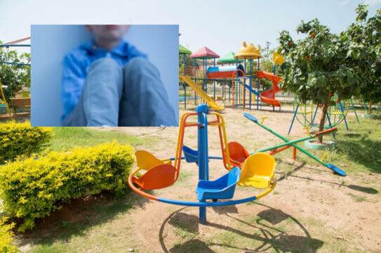 Bimbo di 5 anni in sedia a rotelle costretto ad alzarsi in piedi al parco giochi