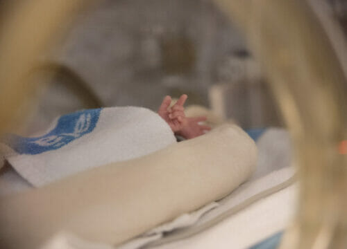 “Correte subito, respira ancora”. Neonata trovata sepolta viva: la piccola lotta tra la vita e la morte