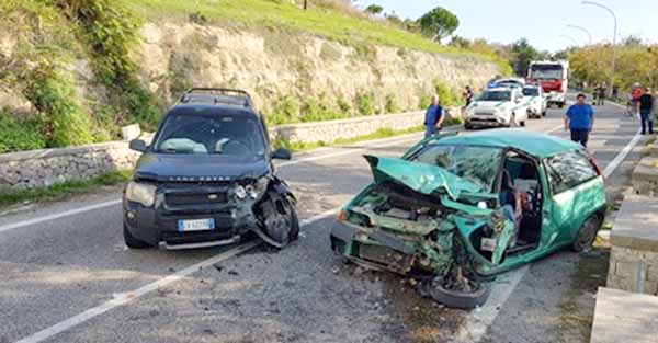 Tremendo scontro tra due auto sulla provinciale: Ilaria è morta sul colpo, aveva 47 anni