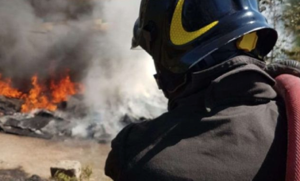 A fuoco isola ecologica in Campania, fumo nero e aria irrespirabile in diversi comuni