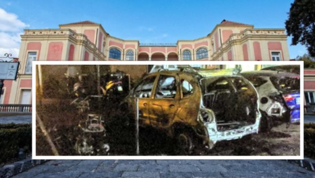 Incendio devastante in Campania, decine di auto in fiamme: bruciato anche lo scooter del sindaco