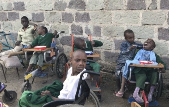 “O lo uccidi, o lo abbandoni”, il dramma senza fine delle mamme di bimbi disabili in Kenia