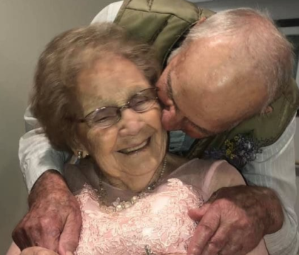 La malattia li priva dei ricordi ma dopo 72 anni il loro amore illumina ancora i loro occhi