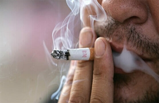 Brutte notizie per i fumatori. Arriva la tassa sulle sigarette: aumenti anche per chi fuma “elettronico”
