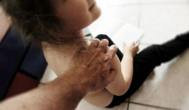 Padre abusa della figlia di 3 anni “Pensavo fosse mia moglie”