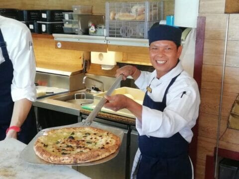 Il Maestro pizzaiolo Salvatore De Rinaldi porta la pizza napoletana in Thailandia