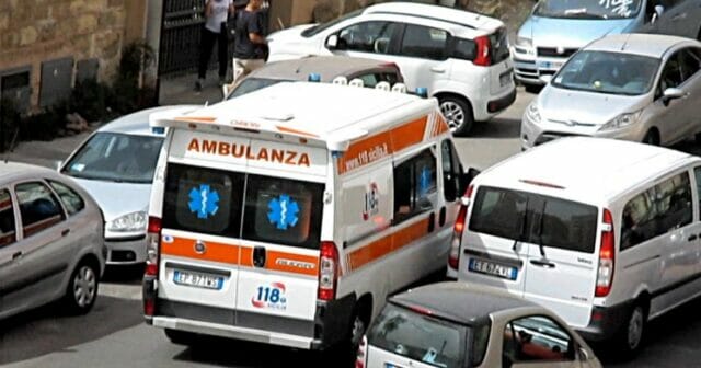 Ultim’ora Campania. Il traffico ​blocca l’ambulanza: donna rischia la vita