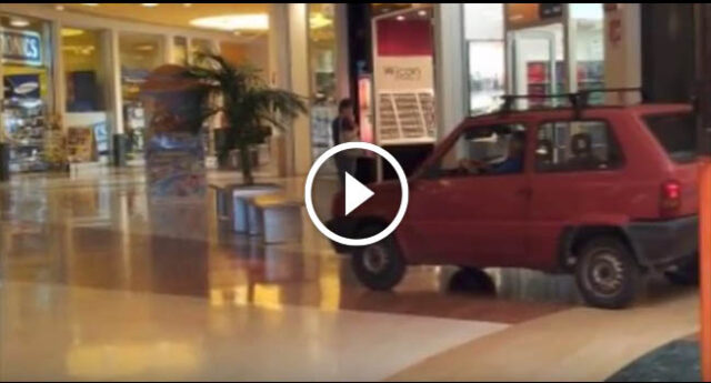 Campania, follia da Black Friday: auto nel centro commerciale per fare prima