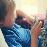 Bambino di 12 anni restituisce lo smartphone al papà: «È noioso, preferisco suonare»