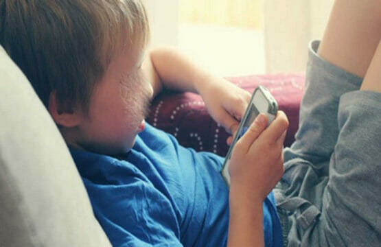 Bambino di 12 anni restituisce lo smartphone al papà: «È noioso, preferisco suonare»