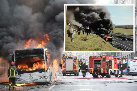  Autobus pieno di fedeli in fiamme in autostrada: pompieri sul posto. Si teme il peggio