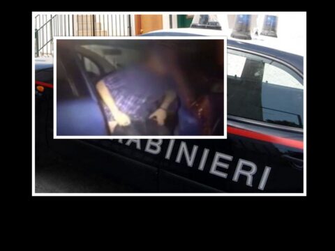 Orrore in Campania. Anziano pedofilo beccato in auto con un ragazzino: “Era senza pantaloni”