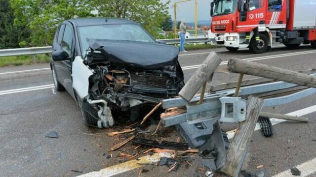 Ultim’ora Italia. Schianto mortale in autostrada: un morto e due feriti gravi. Traffico in tilt