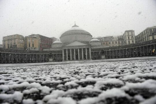 Ultim’ora. Allerta meteo a Napoli, cadono i primi fiocchi di neve. La città si tinge di bianco
