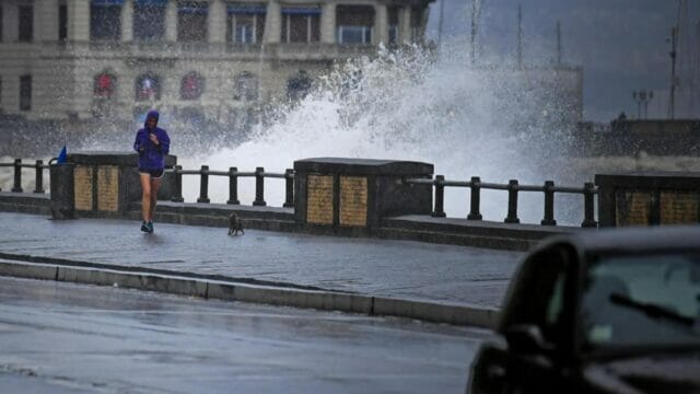 Maltempo, scatta una nuova allerta meteo: domani scuole chiuse