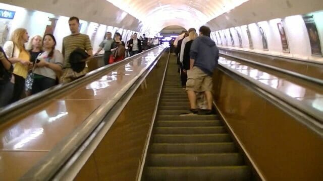 Si masturba sulle scale mobili della metro addosso a donna, ragazzo di 26 anni sotto accusa