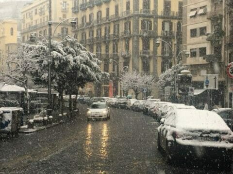 Maltempo, arriva la prima neve a Napoli. La Protezione civile emana avviso di allerta meteo