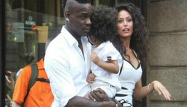 «Negra di m…a, tu e tuo padre» Insulti razzisti all’asilo per Pia, la figlia di Mario Balotelli e Raffaella Fico