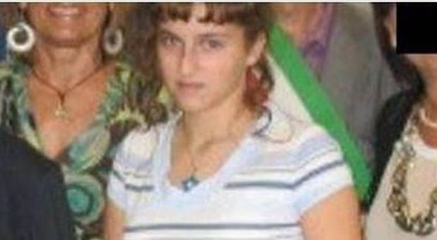 Figlia 16enne si suicida dal tetto di una scuola: condannati i genitori
