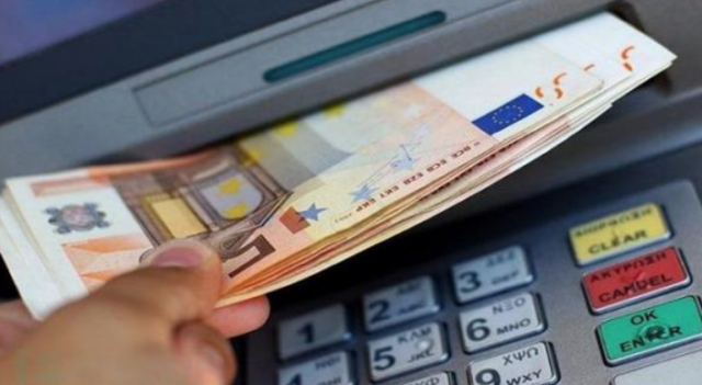Bancomat impazzito regala soldi: pioggia di banconote da 50 euro in strada