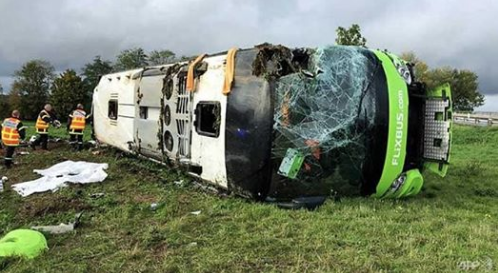 Autobus si ribalta in autostrada e fa una strage: un bilancio drammatico. Almeno 33 feriti, 4 in fin di vita