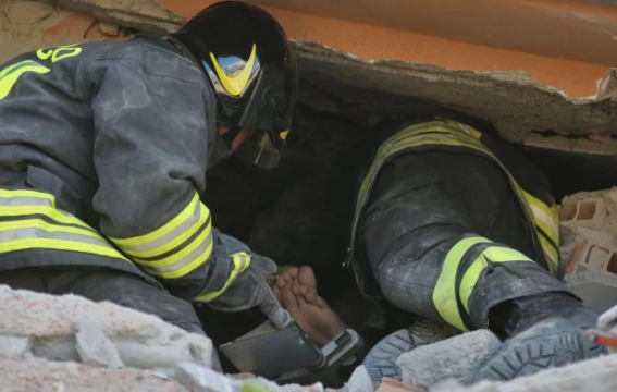 «Il pompiere paura non ne ha» Ma il suo stipendio in Italia è da fame