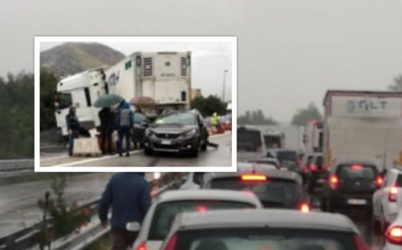 Ultim’ora Campania: Tremendo incidente sull’asse mediano, tir sfonda guardrail. Ci sono feriti gravi