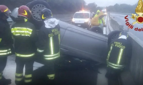 Terribile incidente in autostrada: auto si ribalta, dentro un ragazzo di 33 anni. Si teme il peggio