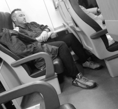 Venezia, esausto in treno dopo aver aiutato gratis i cittadini in difficoltà: la foto diventa virale