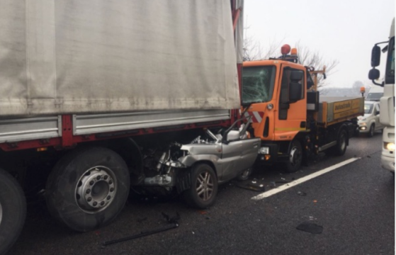 Terribile incidente in autostrada, due camion schiacciano auto: conducente muore incastrato 