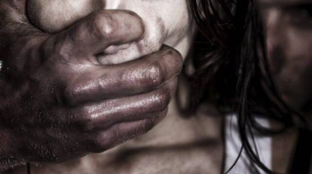 Infermiera Covid stuprata mentre torna a casa: “Ho pensato di morire”