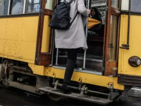 «Vieni qua piccola t…a, ti faccio vedere come si fa» Si abbassa i pantaloni e violenta una ragazzina sul tram