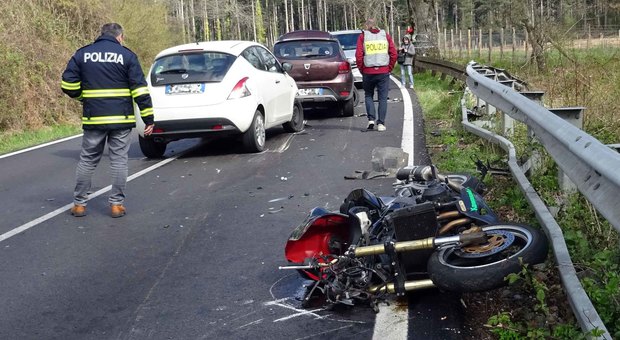 Ragazza di 24 anni in moto travolta da un’auto muore fra le braccia del fidanzato