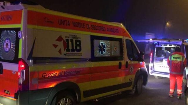 41enne accoltellato mentre difende una ragazza, è grave in ospedale