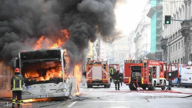 Ultim’ora Italia. Inferno in strada. Autobus pieno di studenti prende fuoco: si teme il peggio
