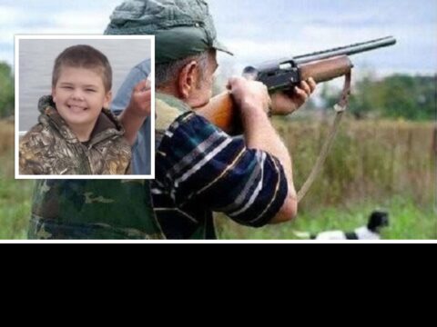 Spara e uccide il figlio di nove anni durante una battuta di caccia alla lepre, il padre è disperato