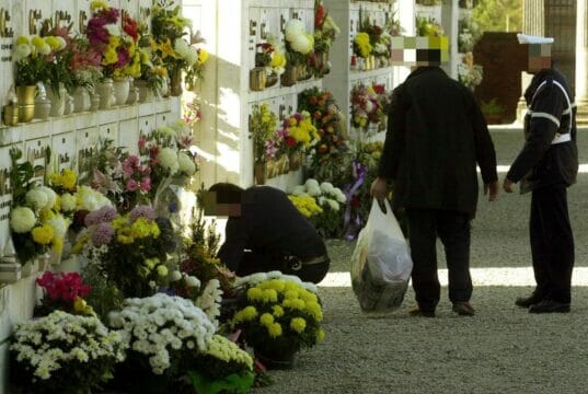 Tragedia al cimitero di Castellammare, si sente male e muore sulla tomba del figlio