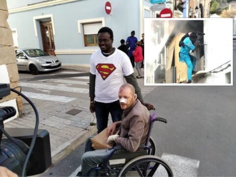 “Non avere paura, sono qui per aiutarti”. Migrante senegalese salva disabile da un incendio