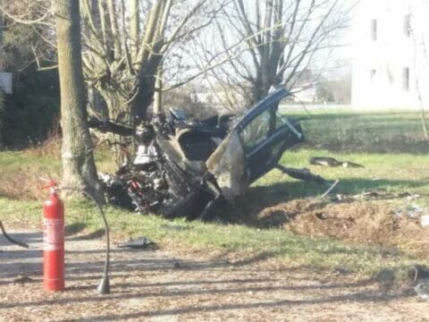 Dramma in strada. Golf si schianta contro un albero: ci sono morti e feriti