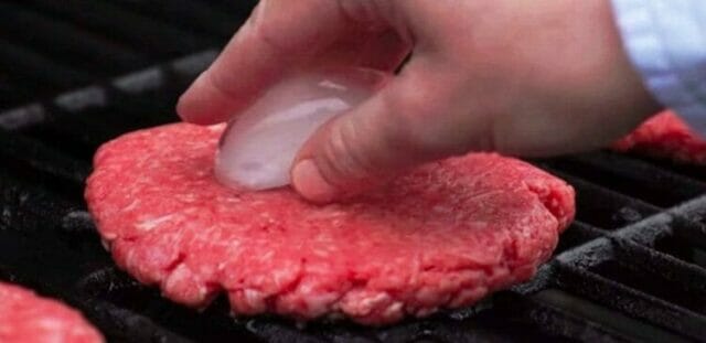 Quando fai il barbecue metti un cubetto di ghiaccio sulla carne. Il trucchetto che non ti aspetti