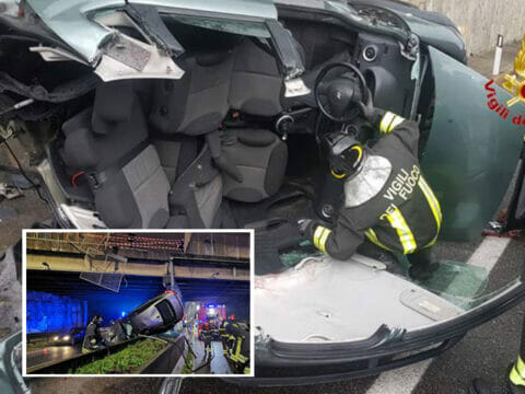 Spaventoso incidente sulla superstrada: auto vola dal cavalcavia e fa una strage