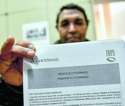 Via libera al reddito di cittadinanza agli immigrati, l’Inps invia 23mila sms: ecco i soldi