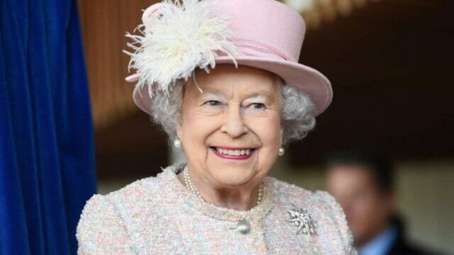 “La Regina Elisabetta è morta”. La notizia sta impazzando su tutti i social network