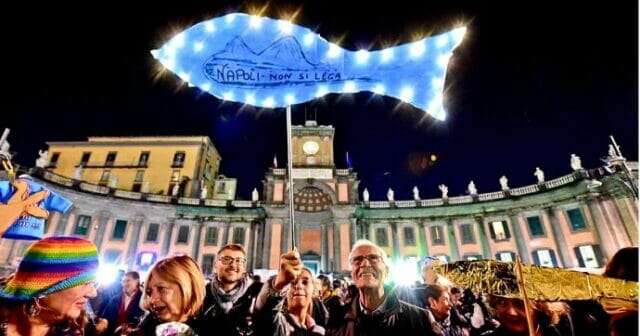 Sardine, oltre 10mila in piazza a Napoli: «La grande pernacchia collettiva». Il video