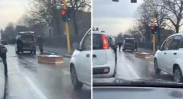 Il carro perde la bara con il defunto in strada, il video fa il giro del web