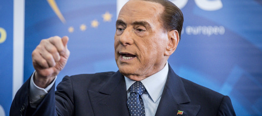 Berlusconi demolisce il reddito di cittadinanza fermo a 493 euro: “Una paghetta offensiva”