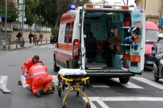 Ultim’ora Italia: bimbo di 6 anni cade dal terzo piano, è grave